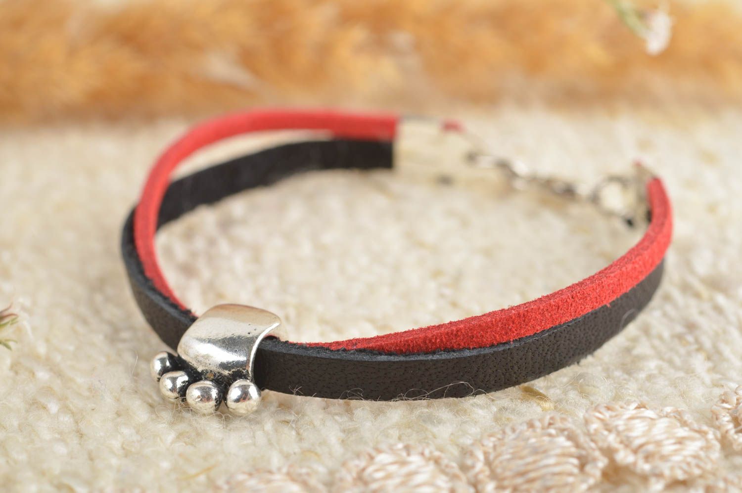 Leder Armband handgemacht Designer Schmuck Accessoire für Frauen schwarz rot foto 1