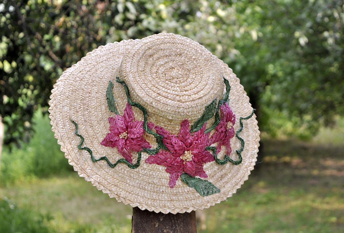 Women's straw hat with flowers photo 1