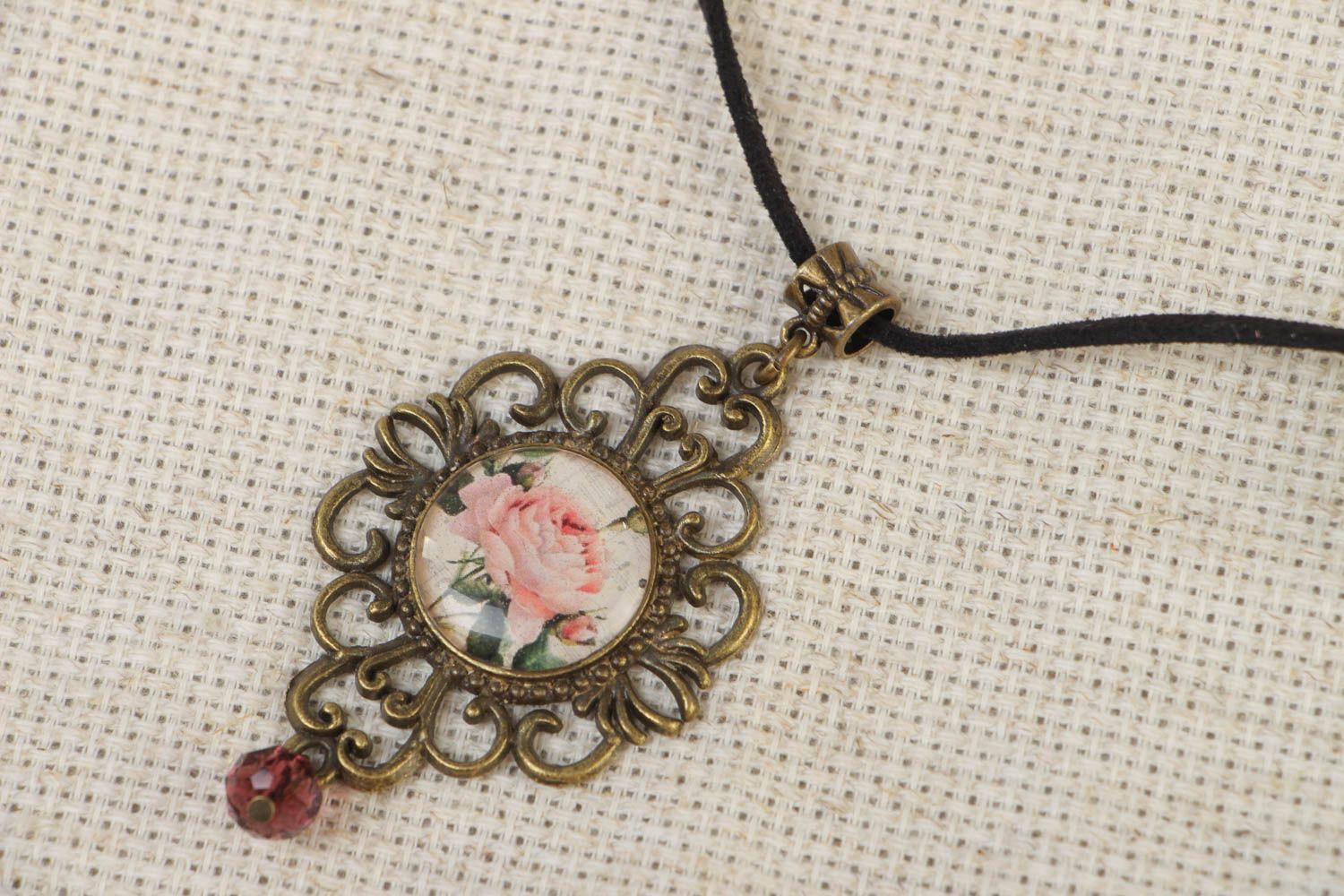 Pendentif vintage en métal et résine spéciale ajouré image de rose fait main photo 1