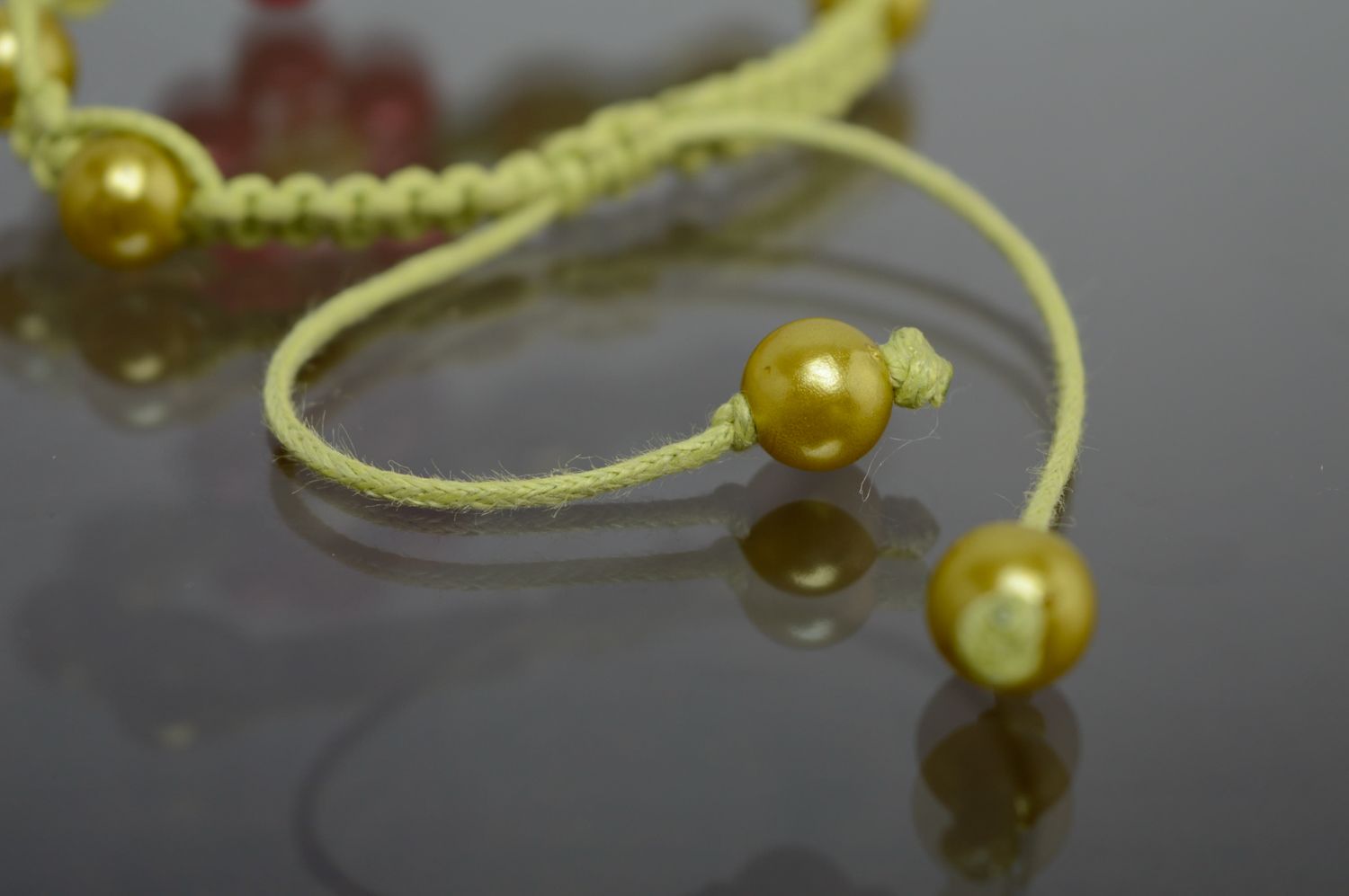 Плетеный браслет макраме из вощеного шнурка и керамических бусин  фото 4