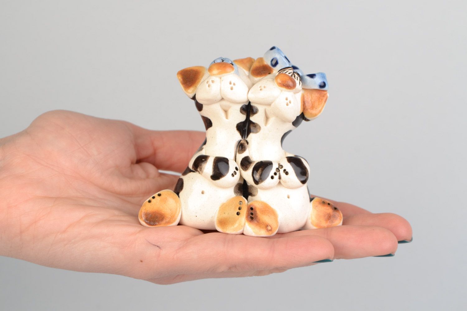 Авторская расписанная глазурью глиняная фигурка котов обнимающихся ручной работы фото 2