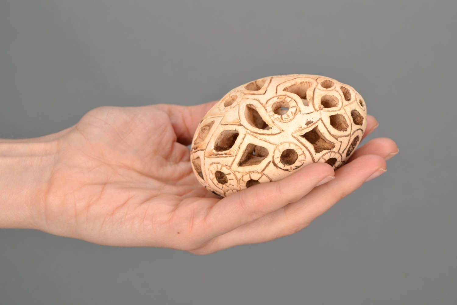 Ovo de cerâmica num suporte foto 2
