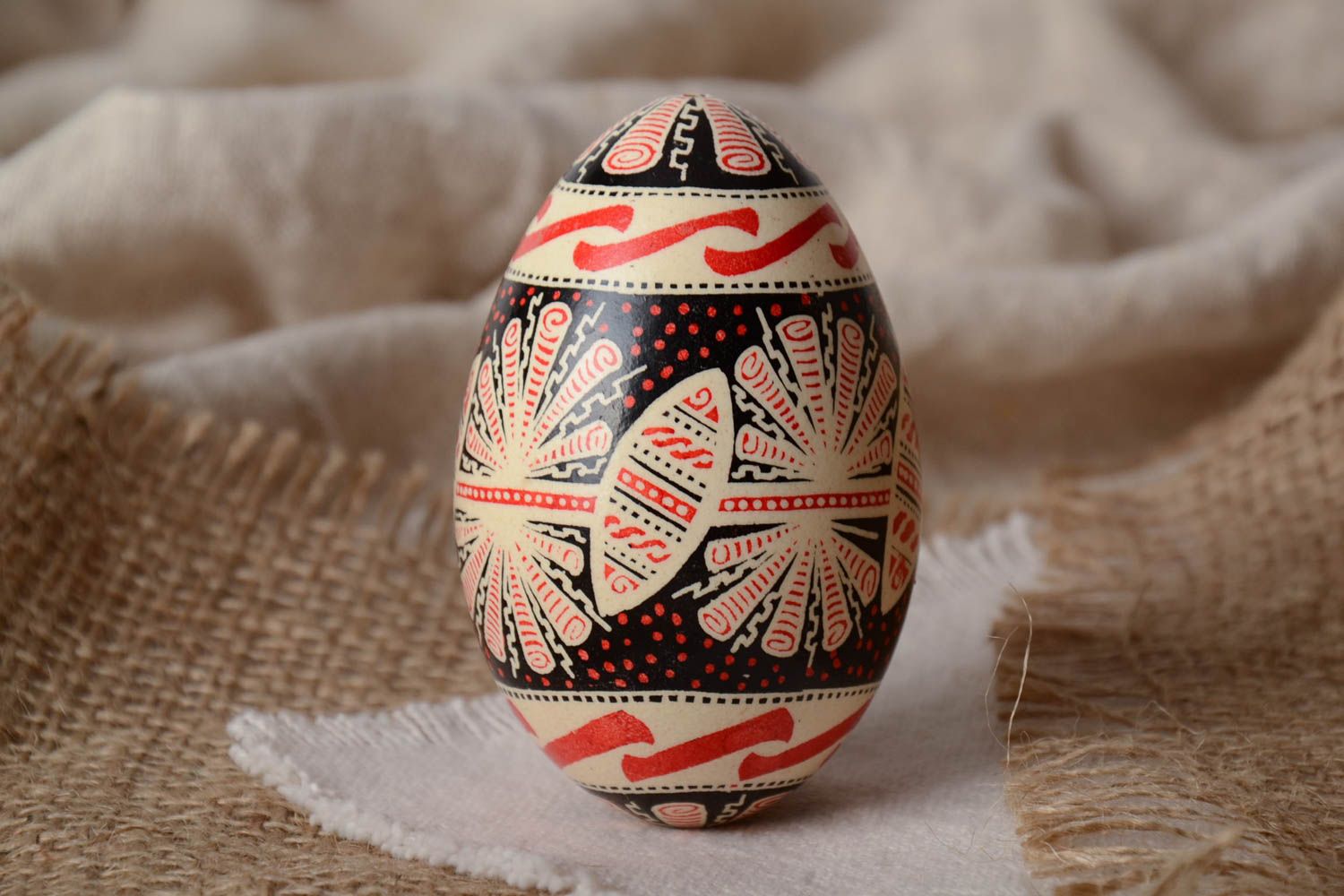 Deko Osterei handmade bemalt mit Ornament in traditionellen Volksmotiven für Interieur zu Ostern foto 1