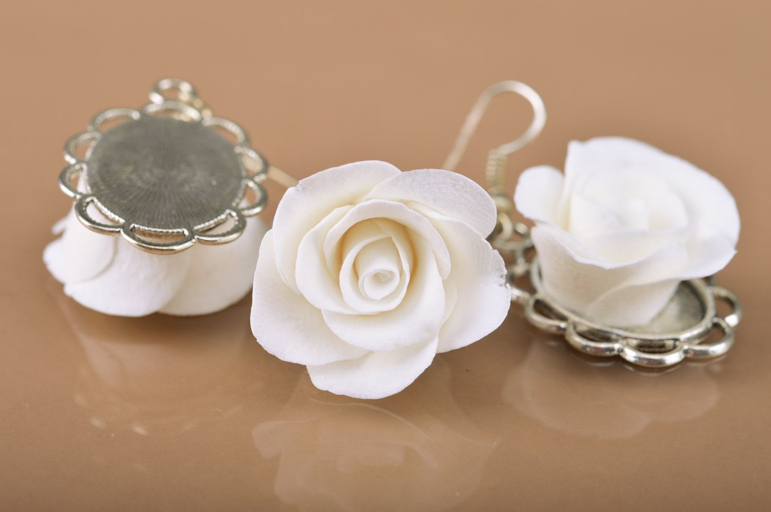 Set of handmade polymer clay flower jewelry 2 items dangle earrings and ring of white color photo 3