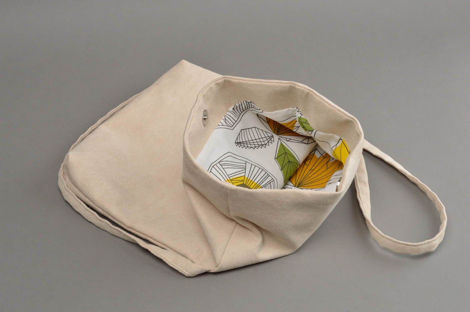 Petit sac pour femme en suède artificiel fait main pliable accessoire beige photo 3