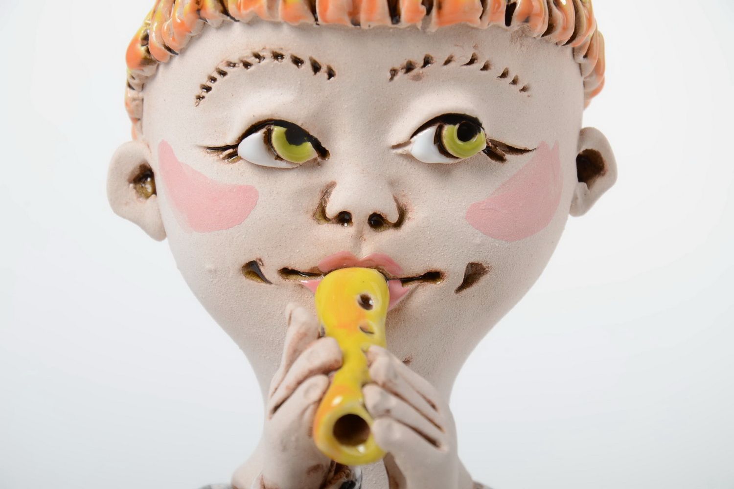 Handmade Statuette aus Ton Halbporzellan mit Pigmenten bemalt in Form vom Jungen foto 4