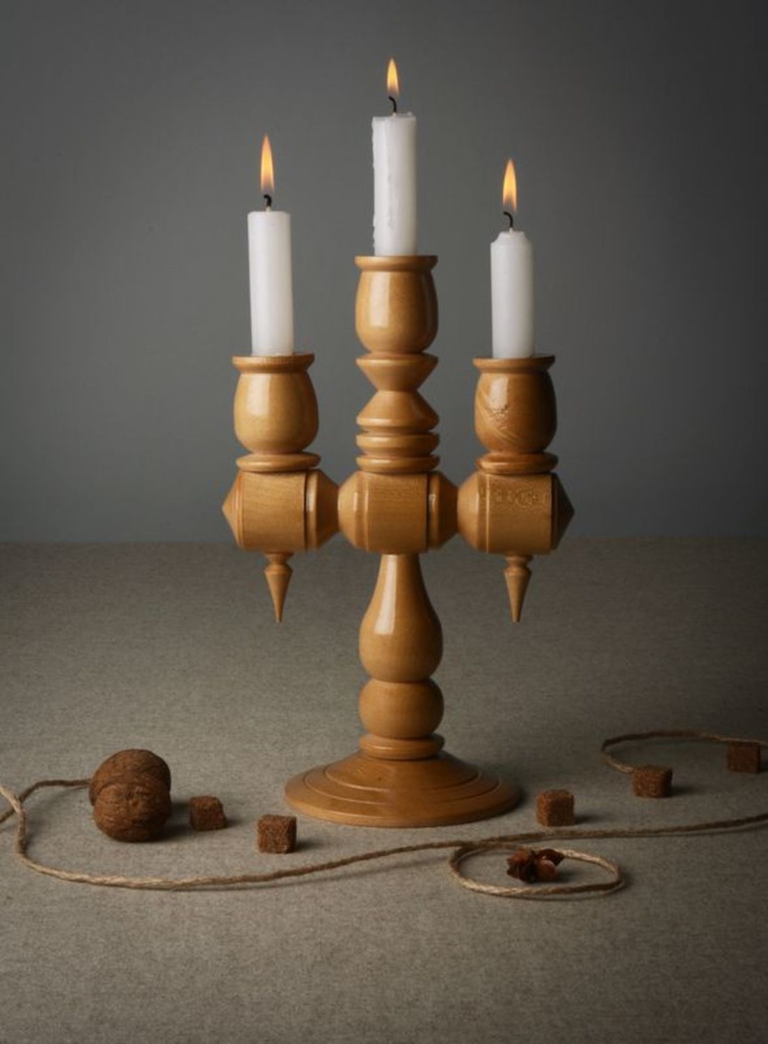 Castiçal de madeira em três velas foto 1