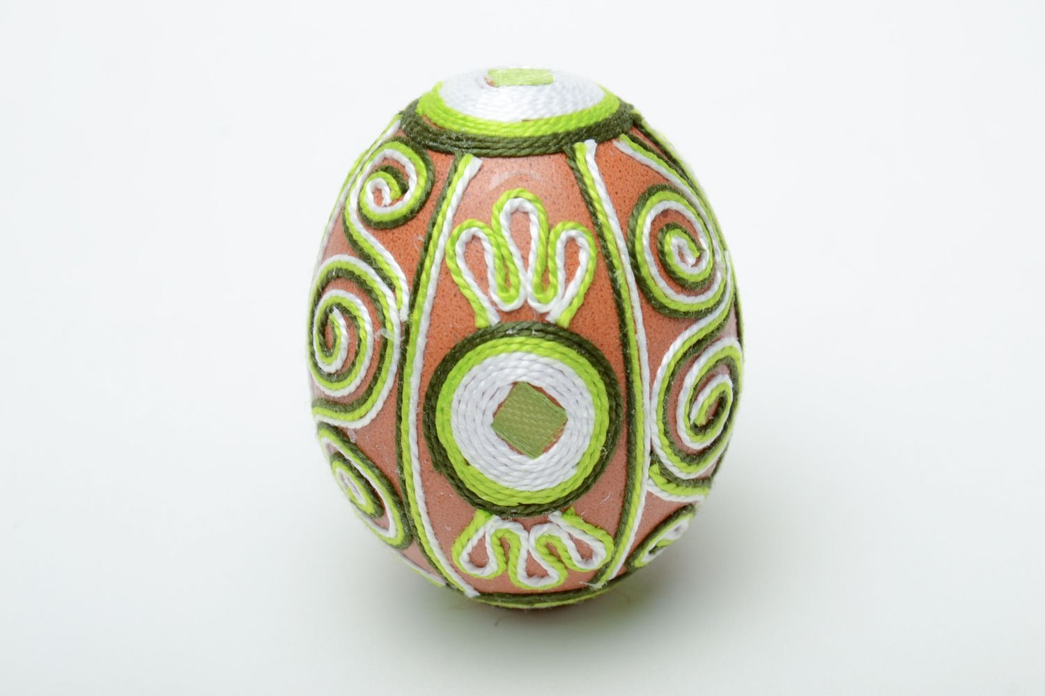 Oeuf de Pâques fait main décoratif entouré de fils de soie vert original photo 2