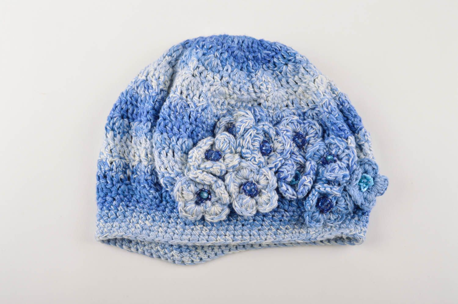 Вязаная шапочка ручной работы шапка модная голубая оригинальная шапка с цветами фото 5