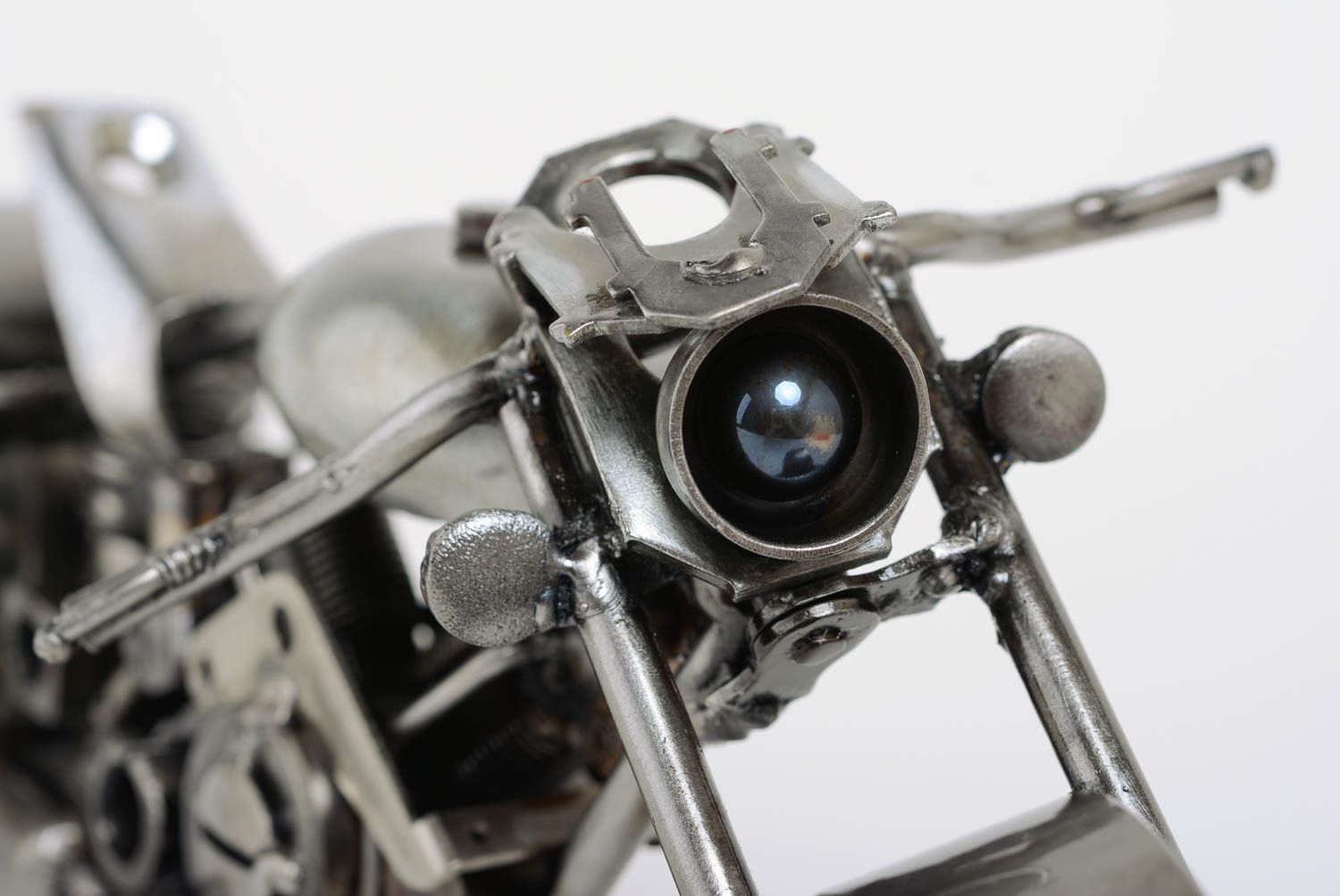 Авторская металлическая статуэтка мотоцикла в стиле техно арт ручной работы  фото 3