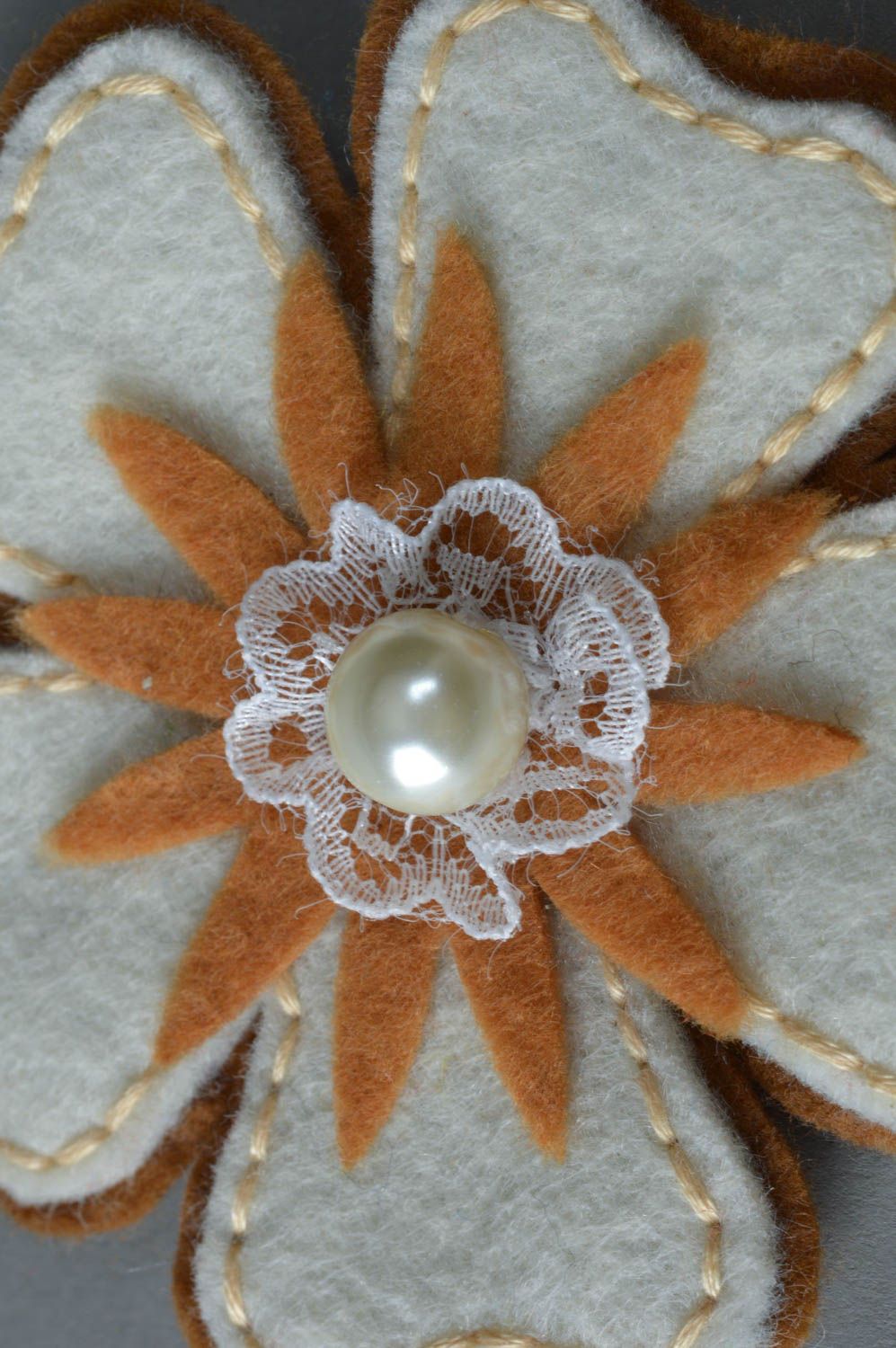 Grande broche en feutre blanc brun faite main fleur avec perle de fantaisie photo 1