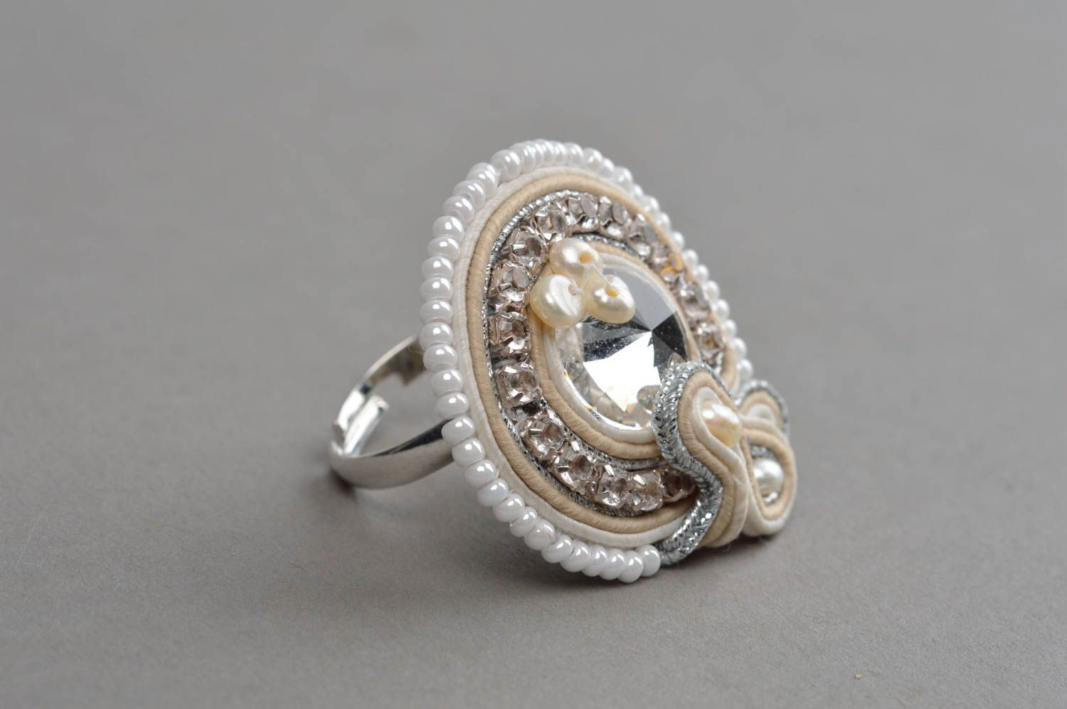 Брелок кольцо из сутажа с речным жемчугом и австрийскими кристаллами хенд мейд фото 2