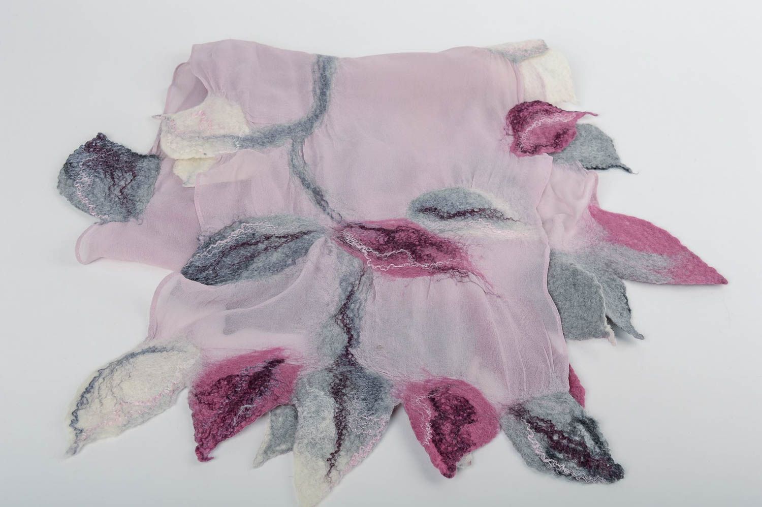 Розовый шарф в технике мокрого валяния из шерсти ручной работы красивый фото 3