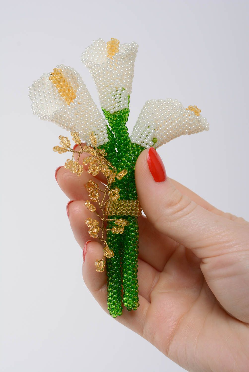 Schöne handmade Brosche aus Glasperlen in Form von weißer Calla zart originell  foto 5