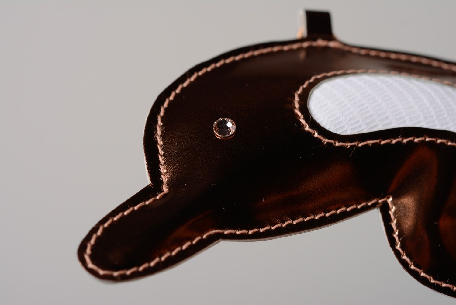 Handmade Leder Anhänger Golddelphin aus Echtleder für Mädchen oder junge Frau foto 3