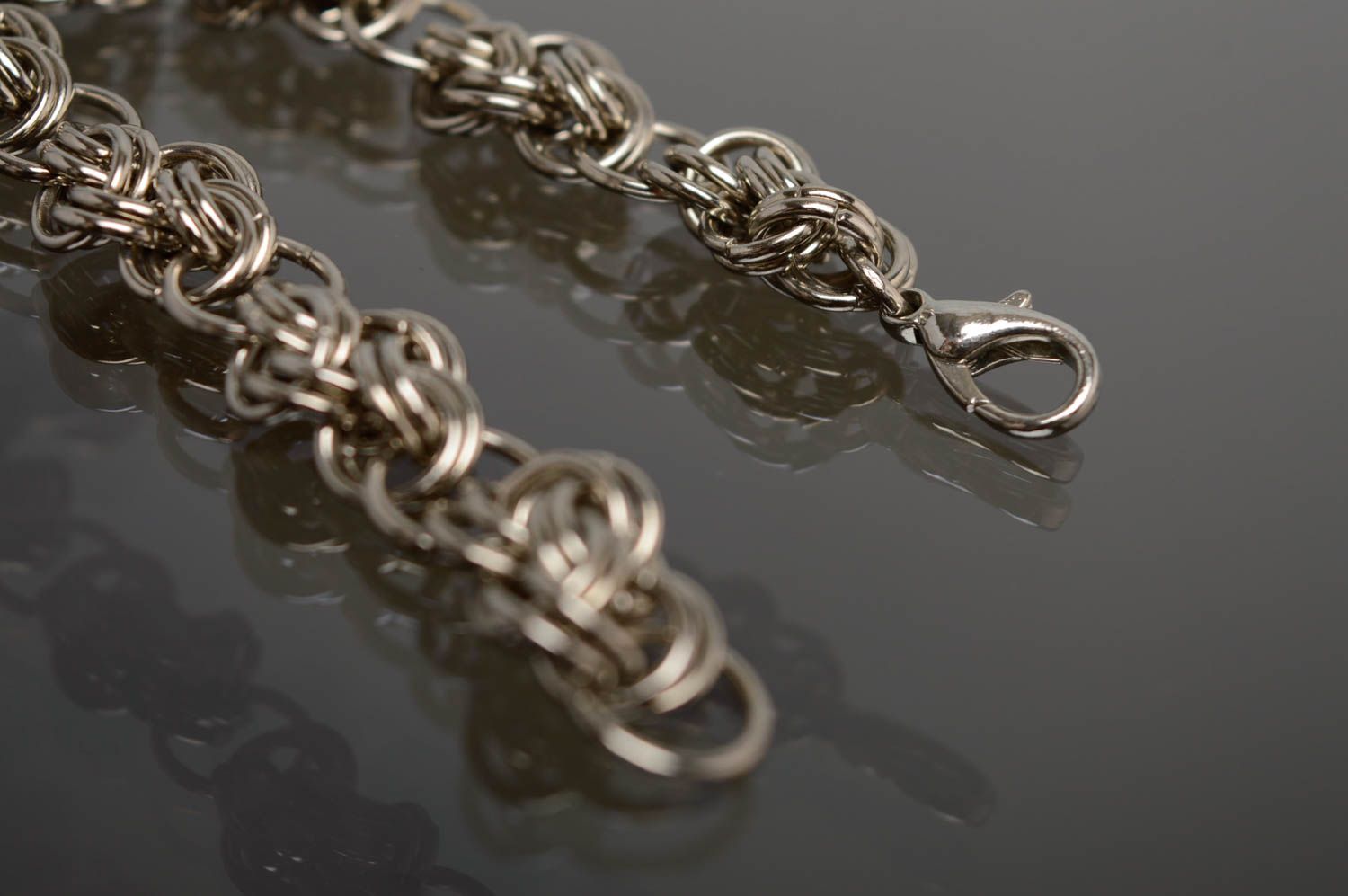 Bracelet en cotte de maille en métal fantaisie fait main de créateur femme photo 4