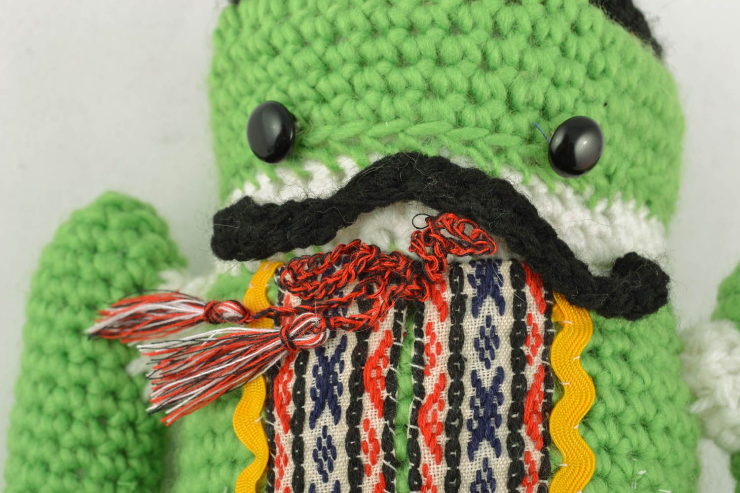 Giocattolo a maglia fatto a mano pupazzo morbido a forma di uomo verde foto 3