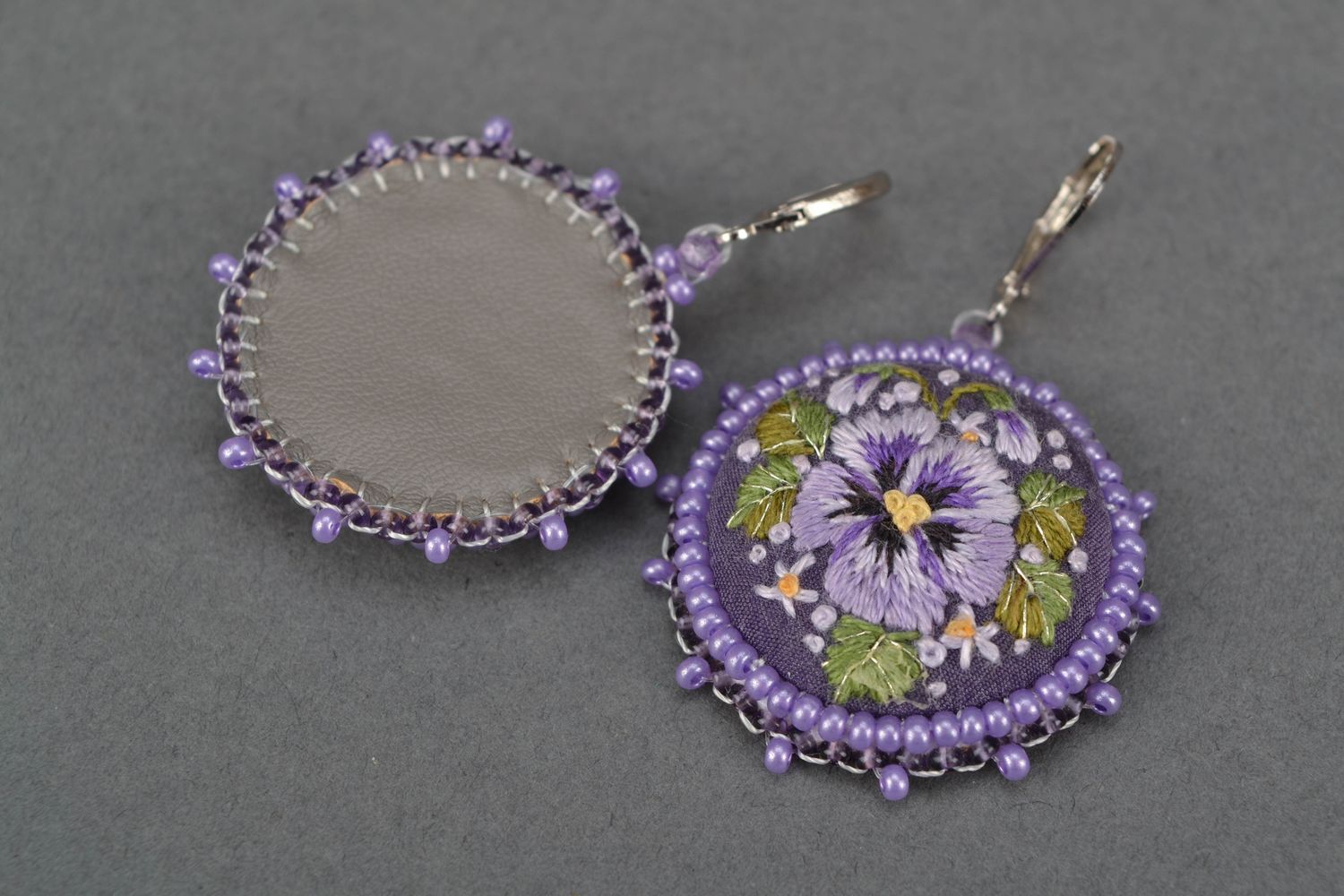Satin stitch embroidered earrings and brooch photo 3