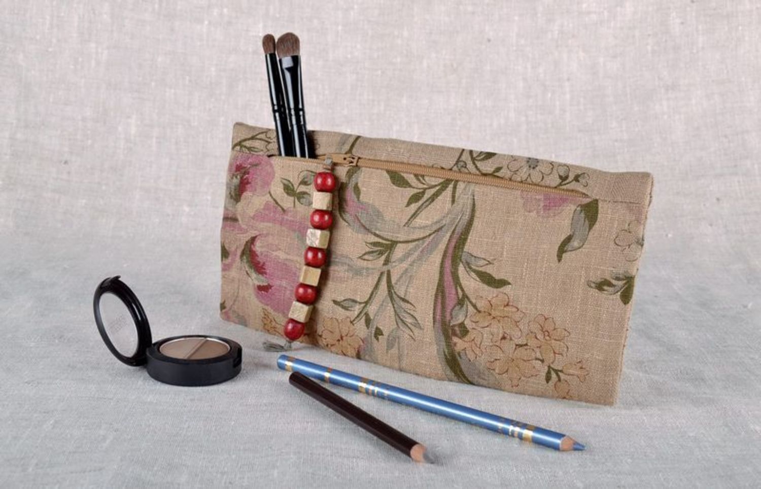 Beauty bag clutch with pink flowers photo 5