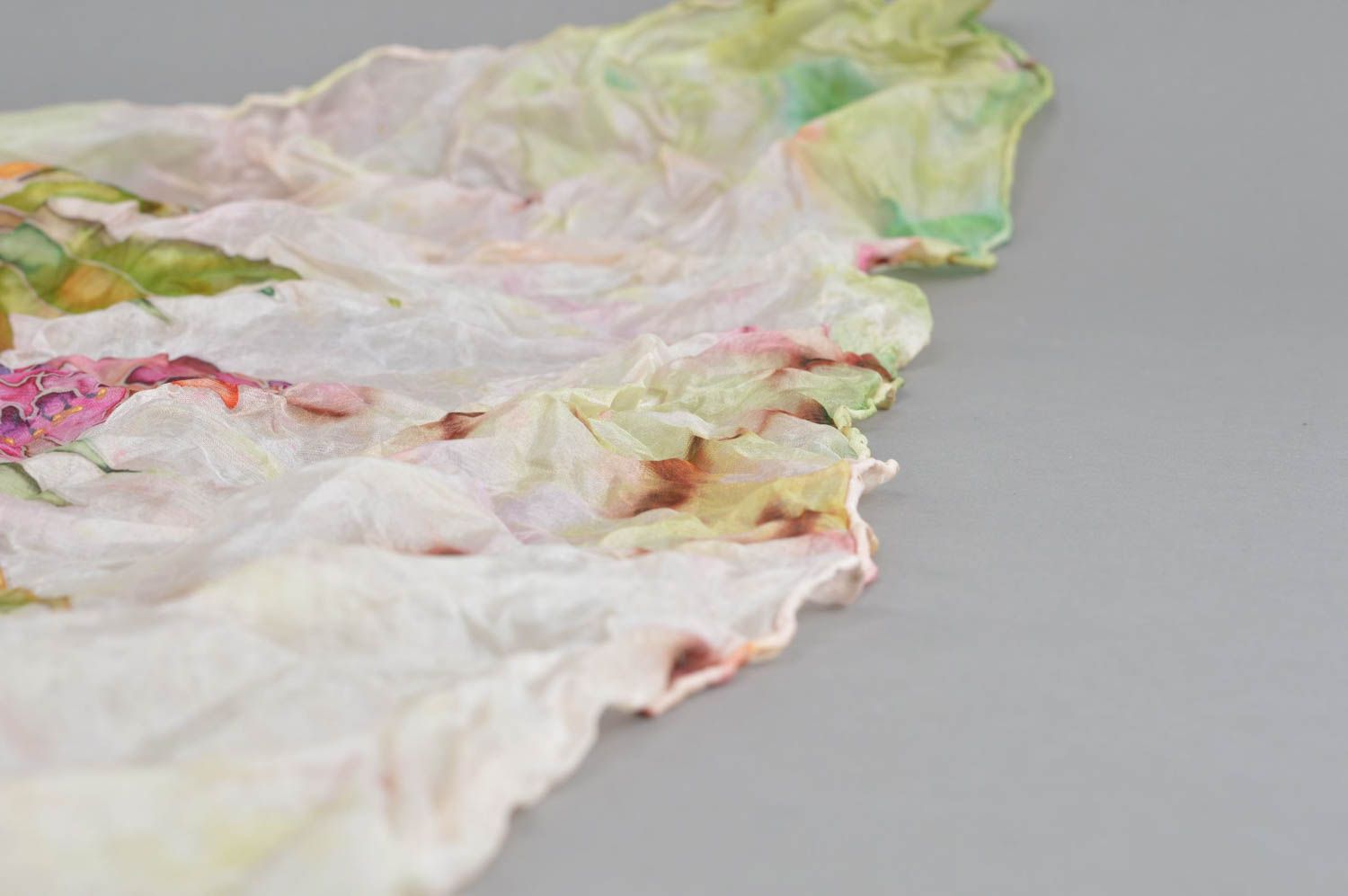 Шелковая шаль с цветами расписанная в технике холодного батика ручной работы фото 3