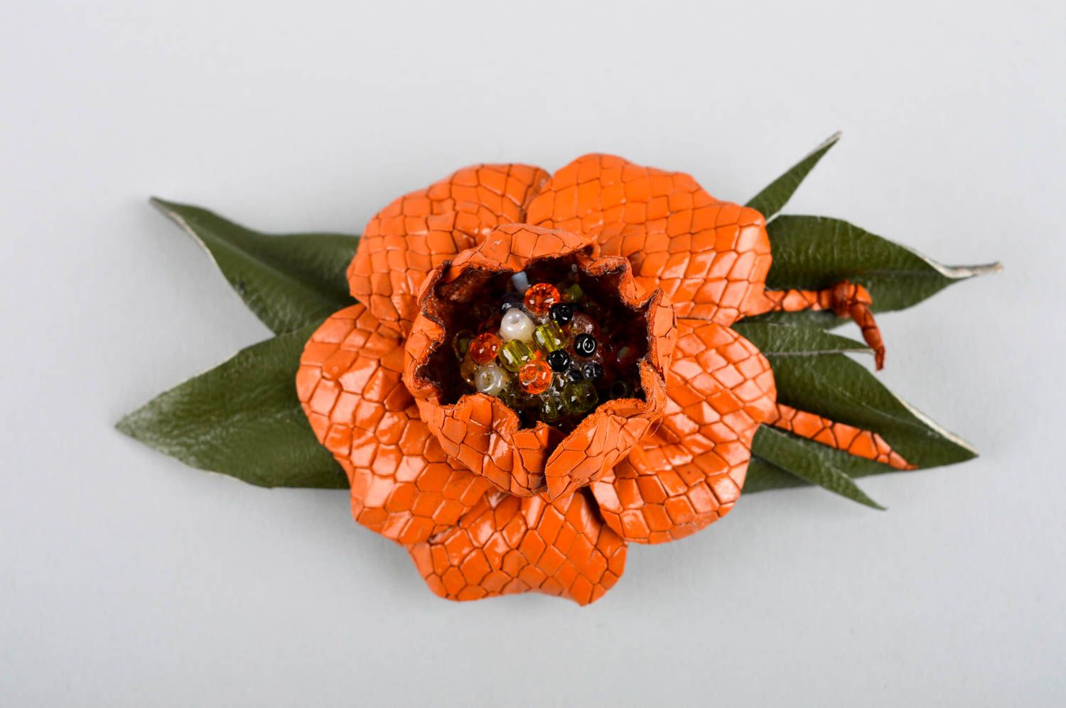 Авторская бижутерия ручной работы красивая брошь в виде цветка брошь из кожи фото 2
