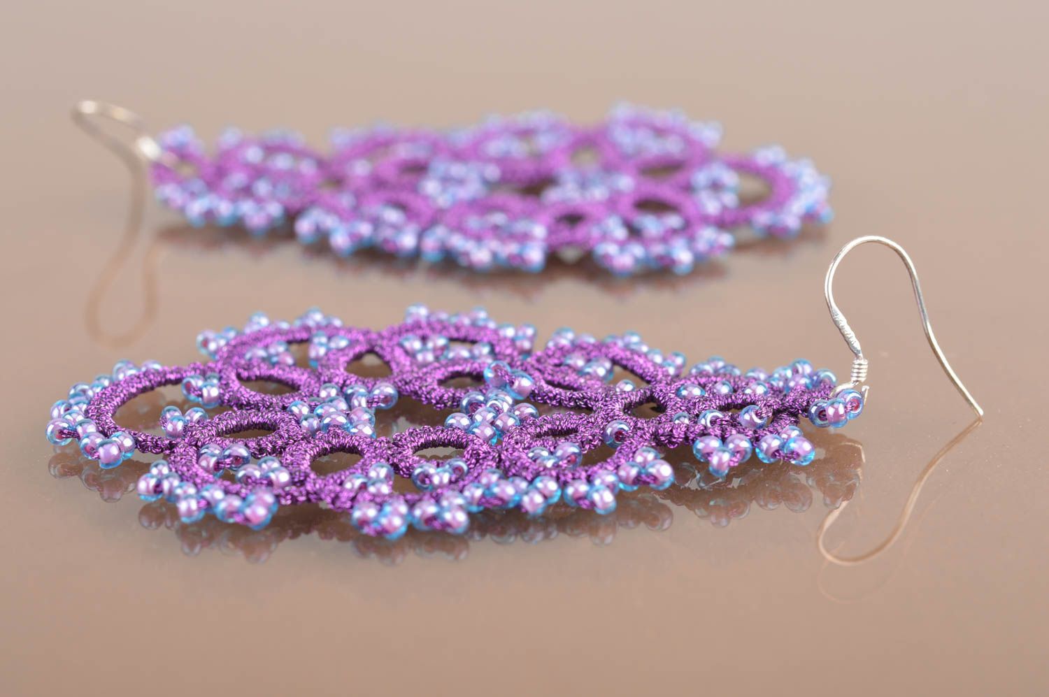 Pendientes artesanales de hilo y abalorios de color violeta en técnica frivolité foto 5