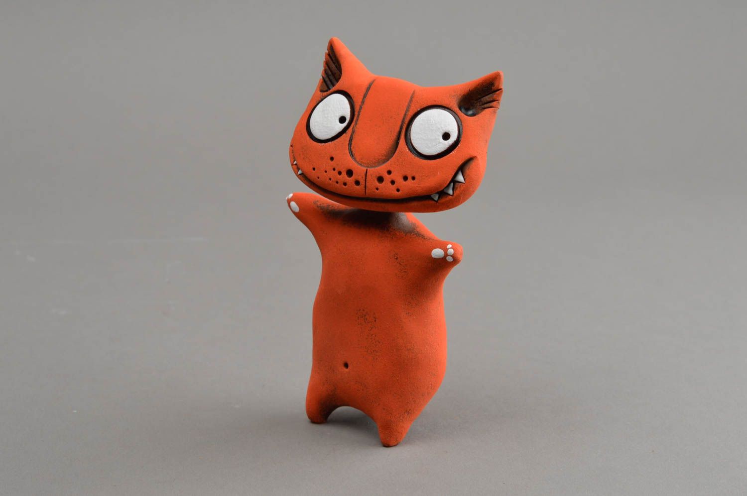 Оранжевая глиняная статуэтка в виде кота ручной работы оригинальная яркая фото 3