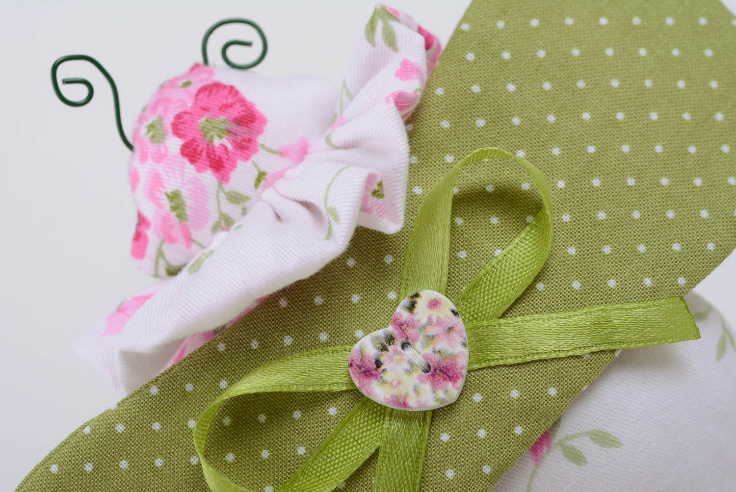 Poupée faite main originale tissu coton petite jolie coléoptère à motif floral photo 5