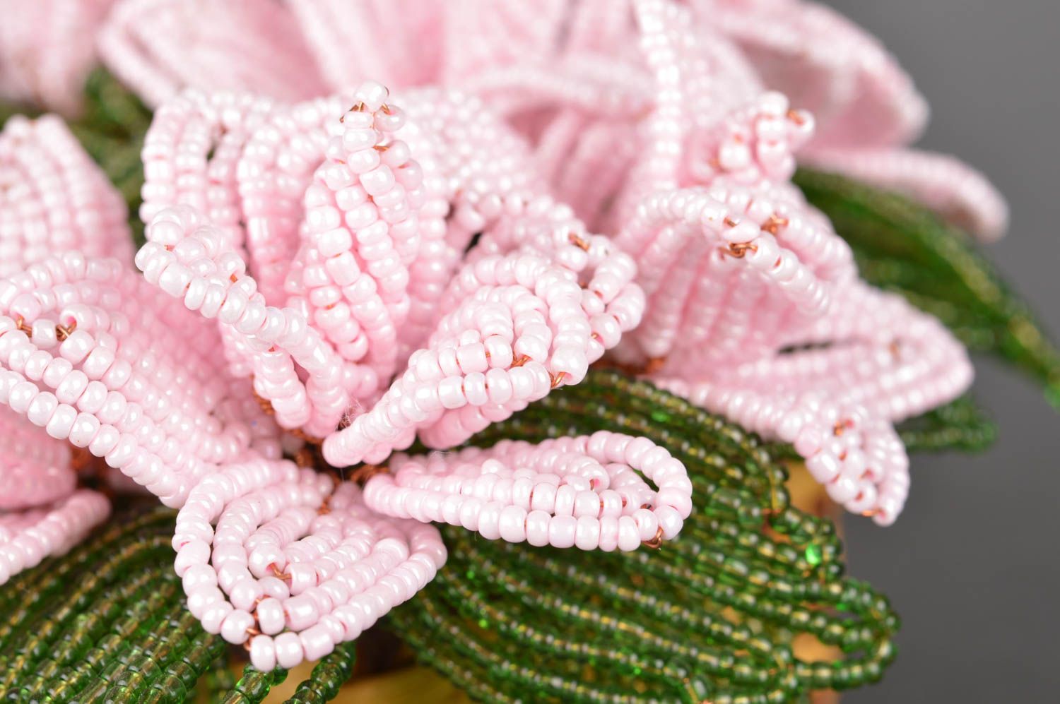 Cesta de flores decorativas de abalorios de peonías hecha a mano original foto 4
