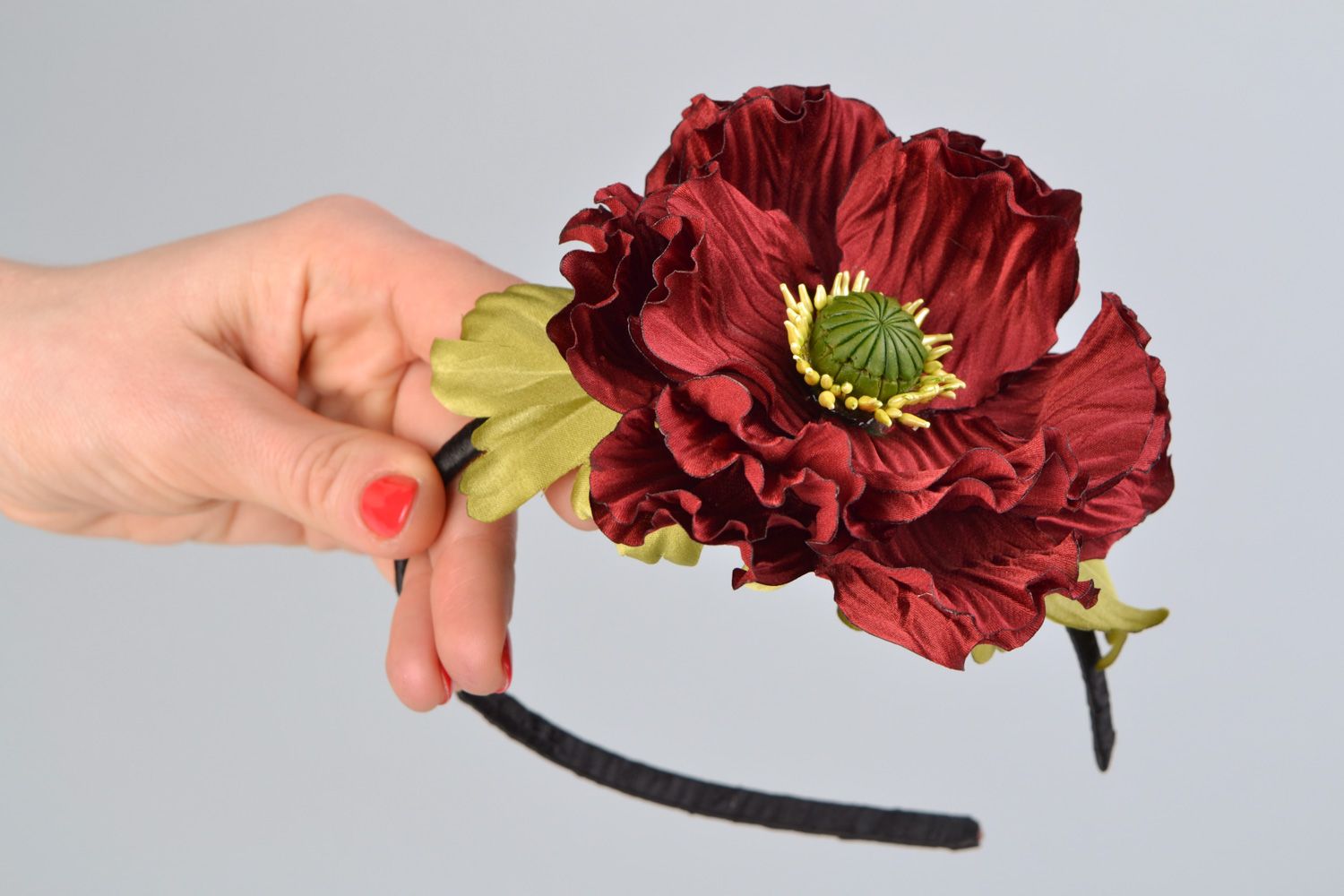 Diadema hecha a mano con flor burdeos bonita de autor foto 2