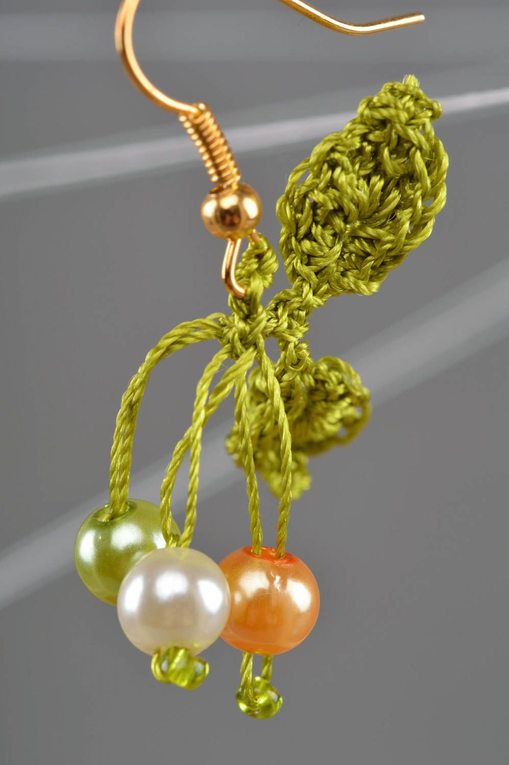 Boucles d'oreilles faites main pendantes tricotées vertes avec fausses perles photo 2