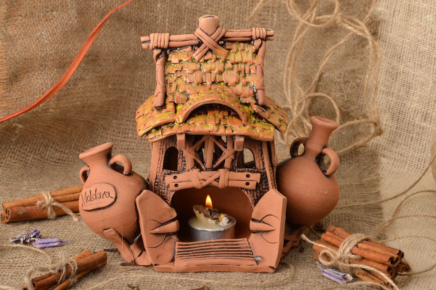 Castiçal de cerâmica para vela-pastilha em forma de casinha feito à mão  foto 1
