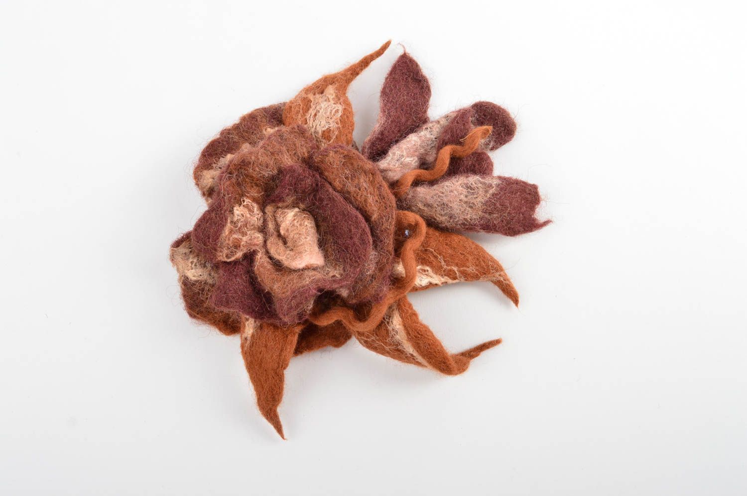 Broche fleur Bijou fait main laine feutrée marron Accessoire femme design photo 3