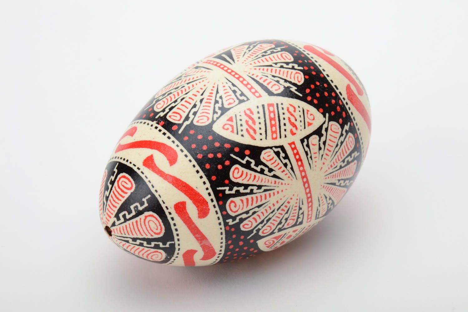Расписное гусиное яйцо ручной работы традиционная писанка с богатым узором фото 2