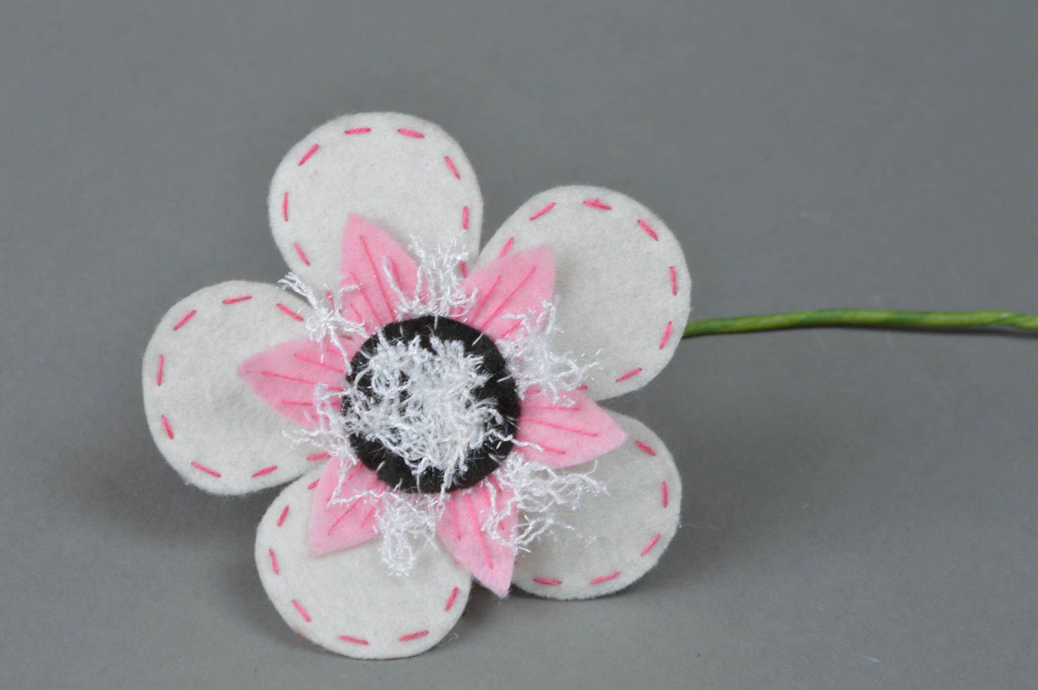 Красивый искусственный цветок из фетра белый ручной работы для декора дома фото 2