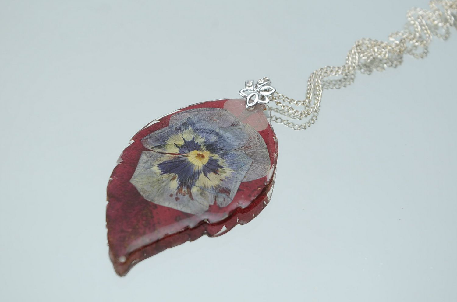 Pendant covered with epoxy Leaf of wild grape and pansies photo 4