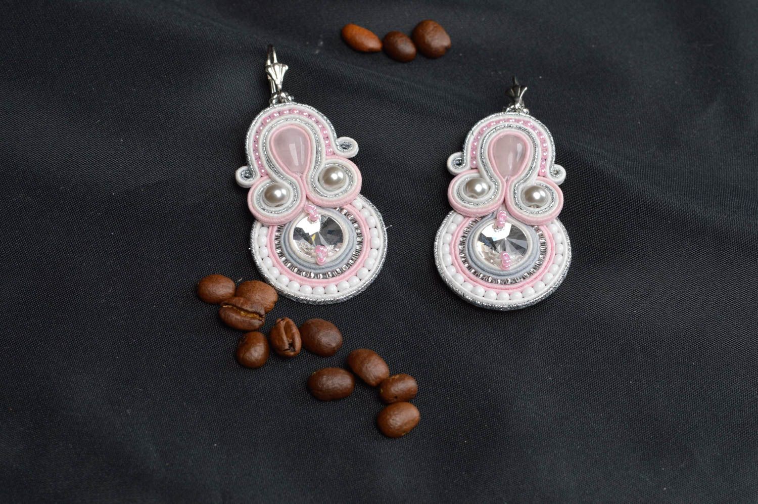 Boucles d'oreilles en soutache faites main avec strass et quartz bijou rose photo 1