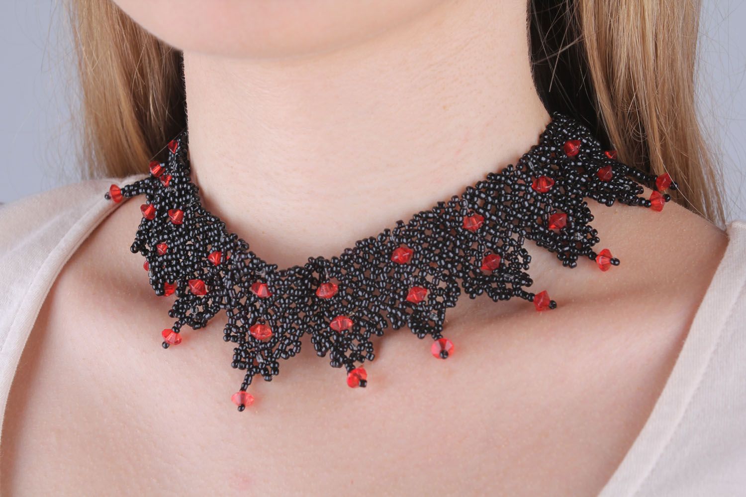Schwarzes Collier mit roten Perlen foto 5