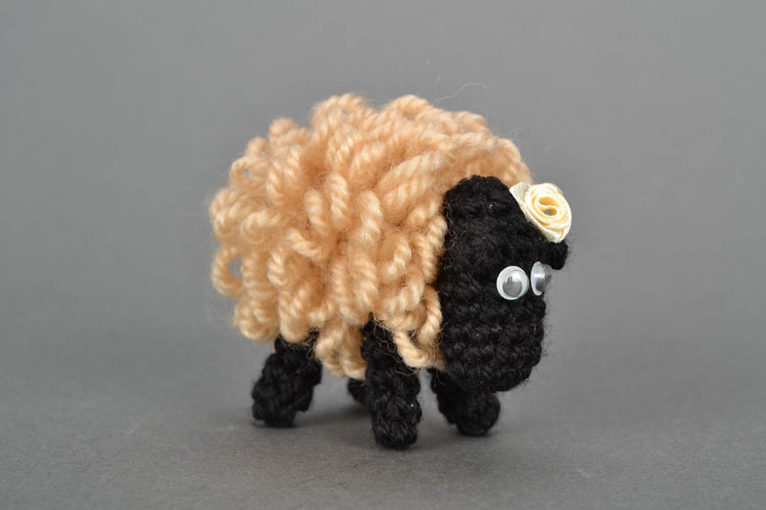 Jouet tricoté mouton fait main photo 2