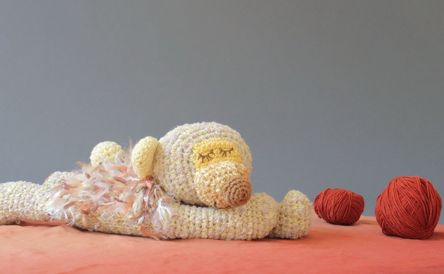 Giocattolo a maglia fatto a mano pupazzo a forma di orsetto che dorme  foto 5