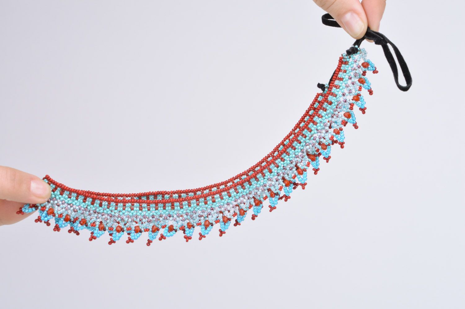 Handgemachter Halsschmuck aus Glasperlen und Kugeln hellblau mit rot an Bändern  foto 3