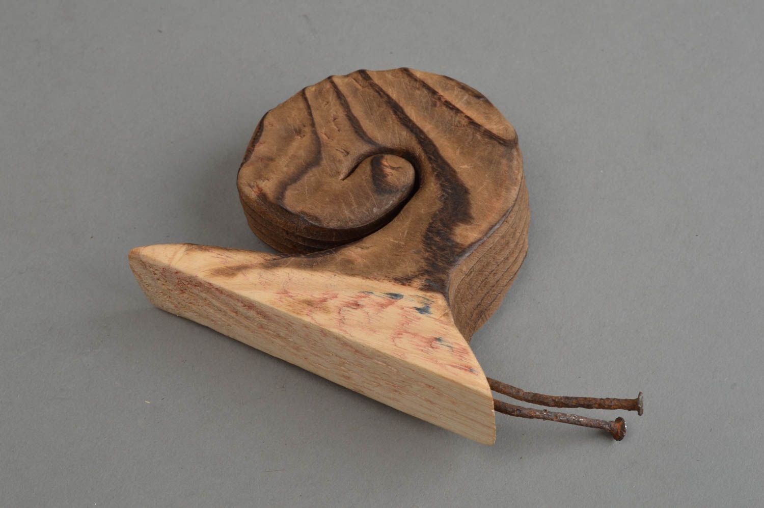 Figurine escargot en bois de pin et clous faite main marron style primitif photo 4