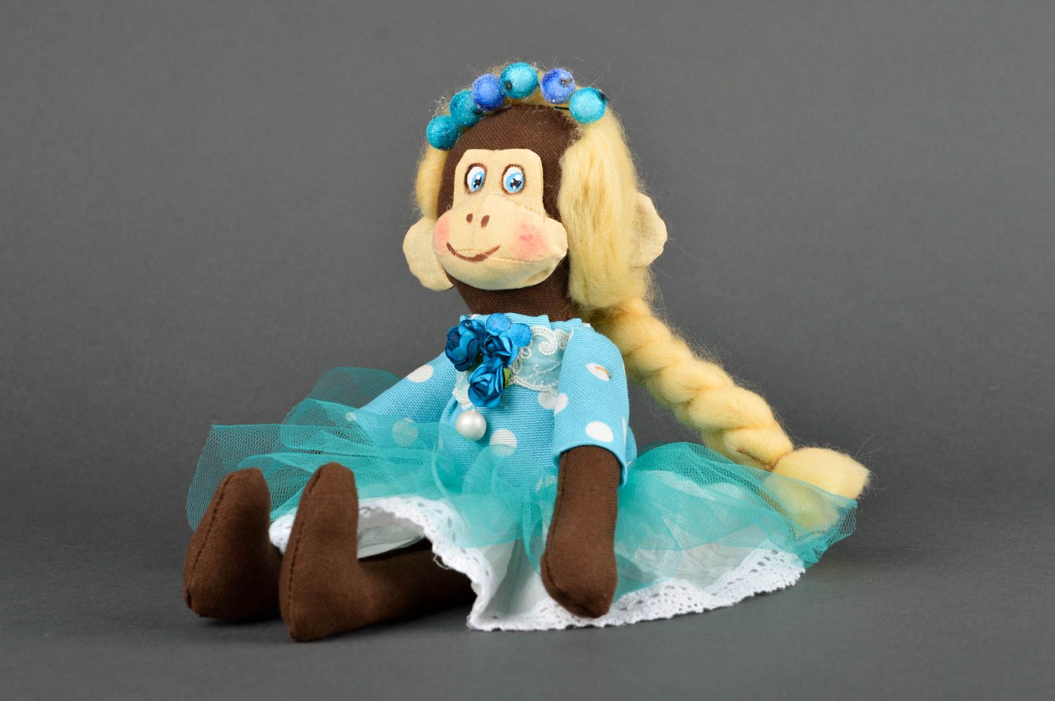 Juguete de peluche muñeca artesanal decoración de casa Mono en vestido azul foto 2