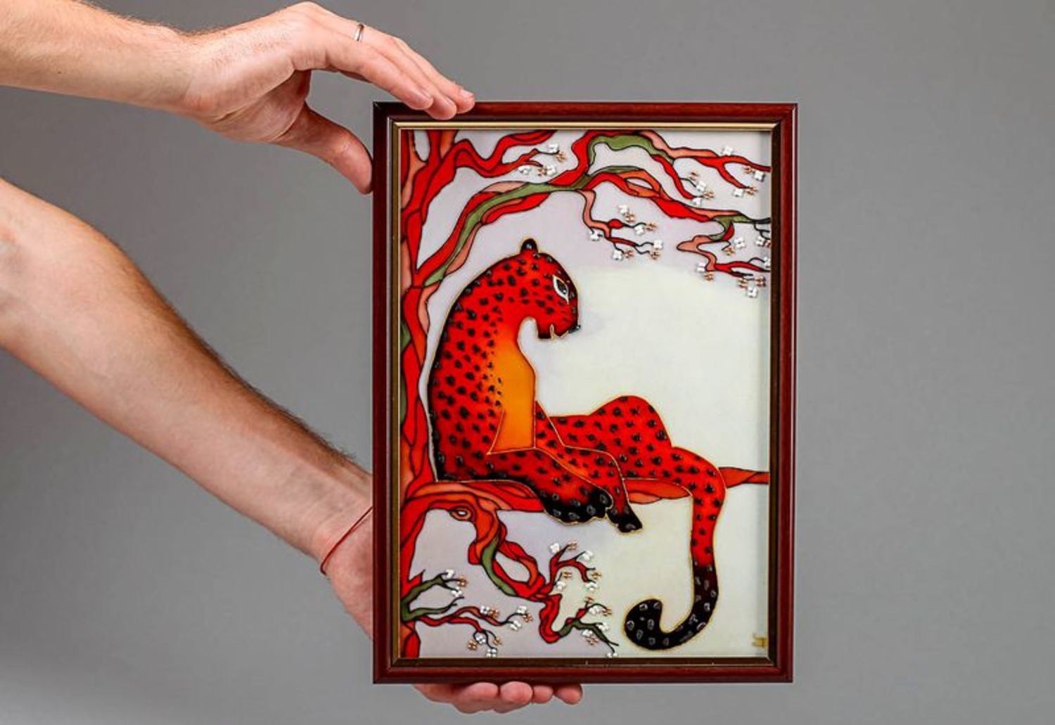 La pintura de vidriera en el marco de madera Leopardo foto 4