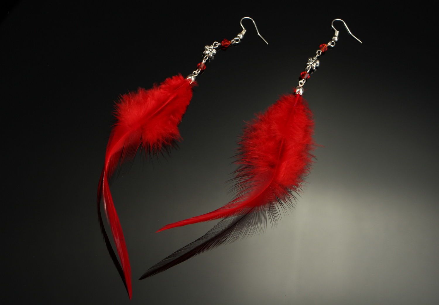 Boucles d'oreilles avec plumes rouges style ethnique photo 1