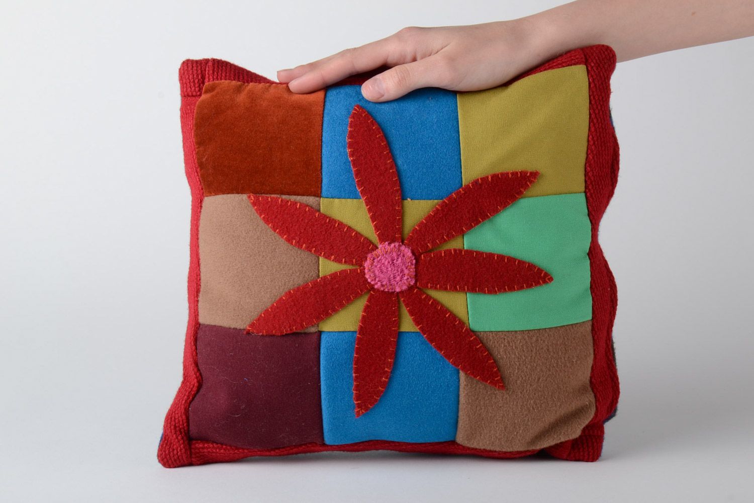 Petit coussin pour canapé multicolore avec appliqué en tissu fait main photo 5