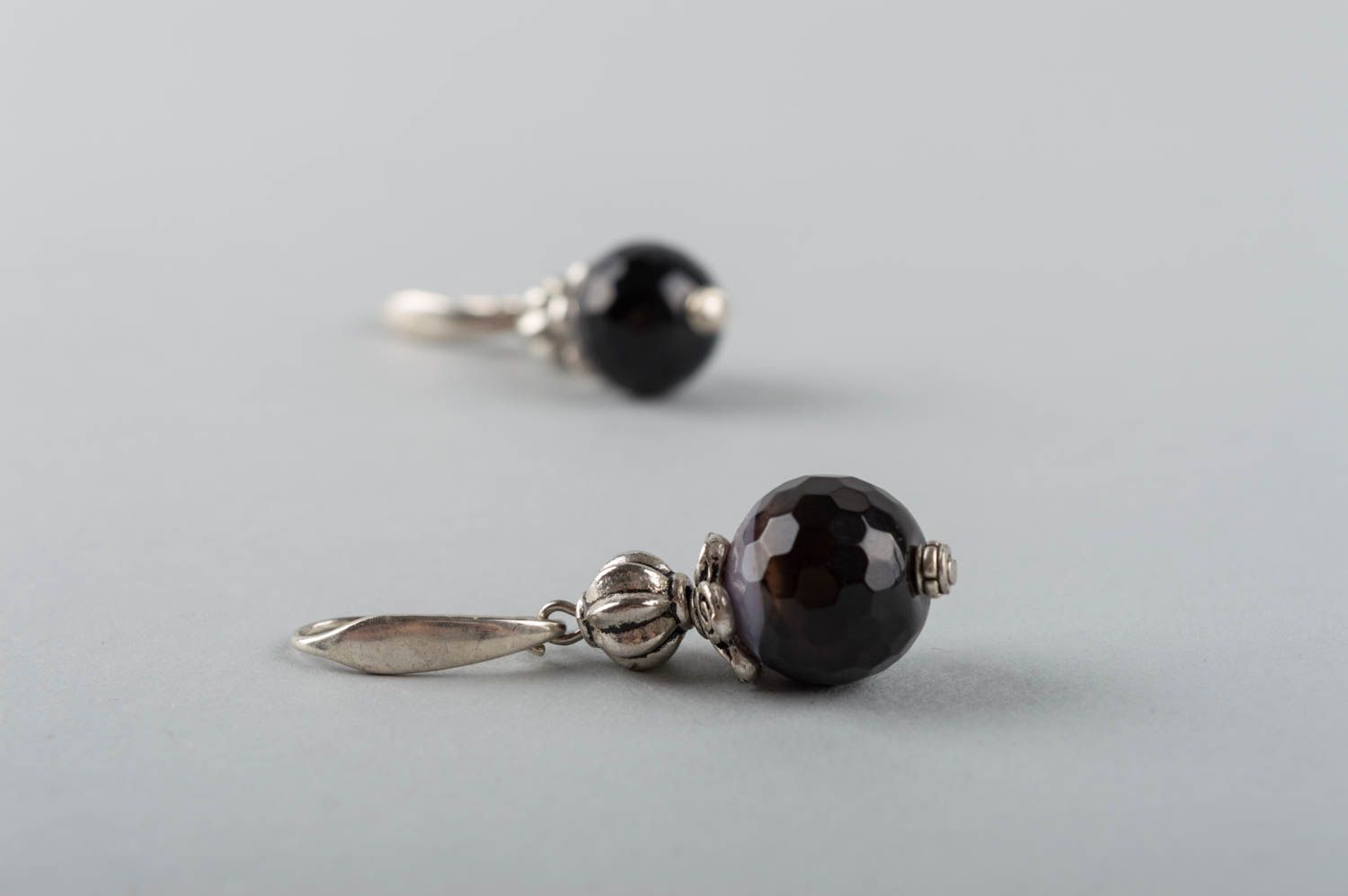 Beautiful designer elegant black handmade earrings made of agate and brass photo 5