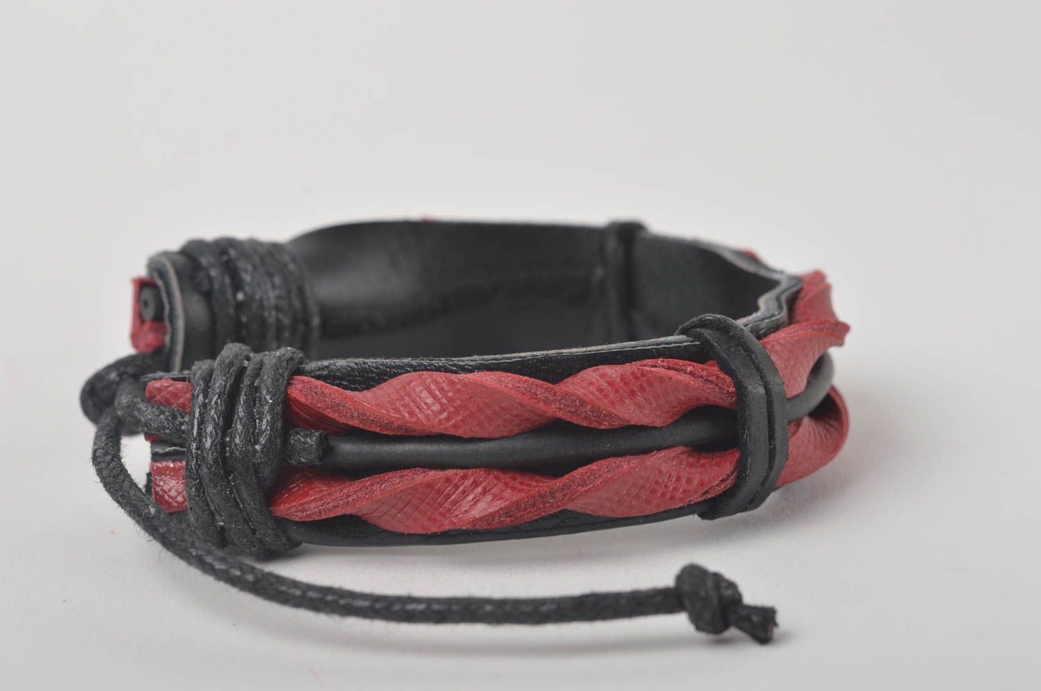Bracelet cuir Bijoux fait main rouge noir original Accessoire cuir design photo 2