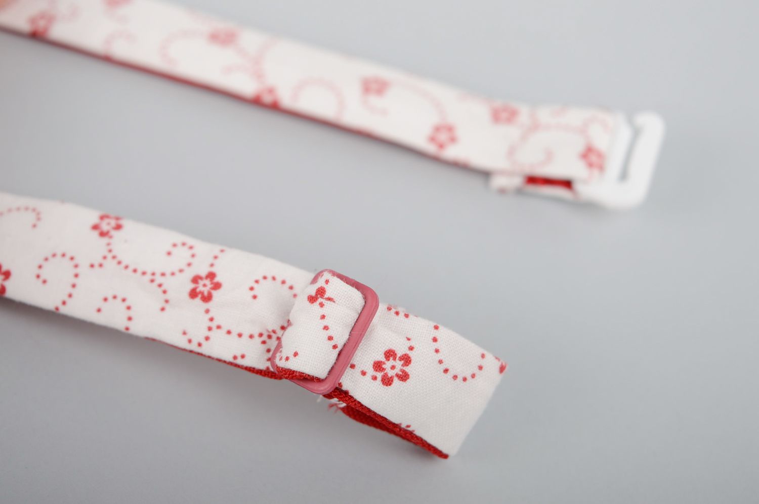 Two-sided fabric bow tie with red and white print photo 5