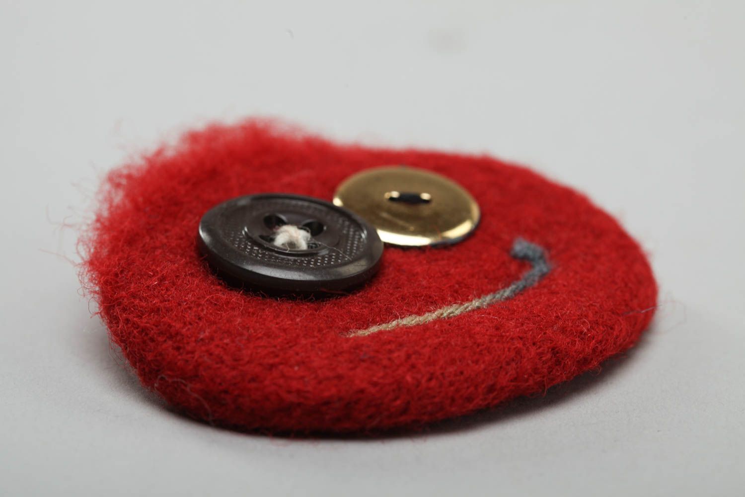 Broche ronde rouge en laine feutrée avec boutons amusante faite main Frimousse photo 3